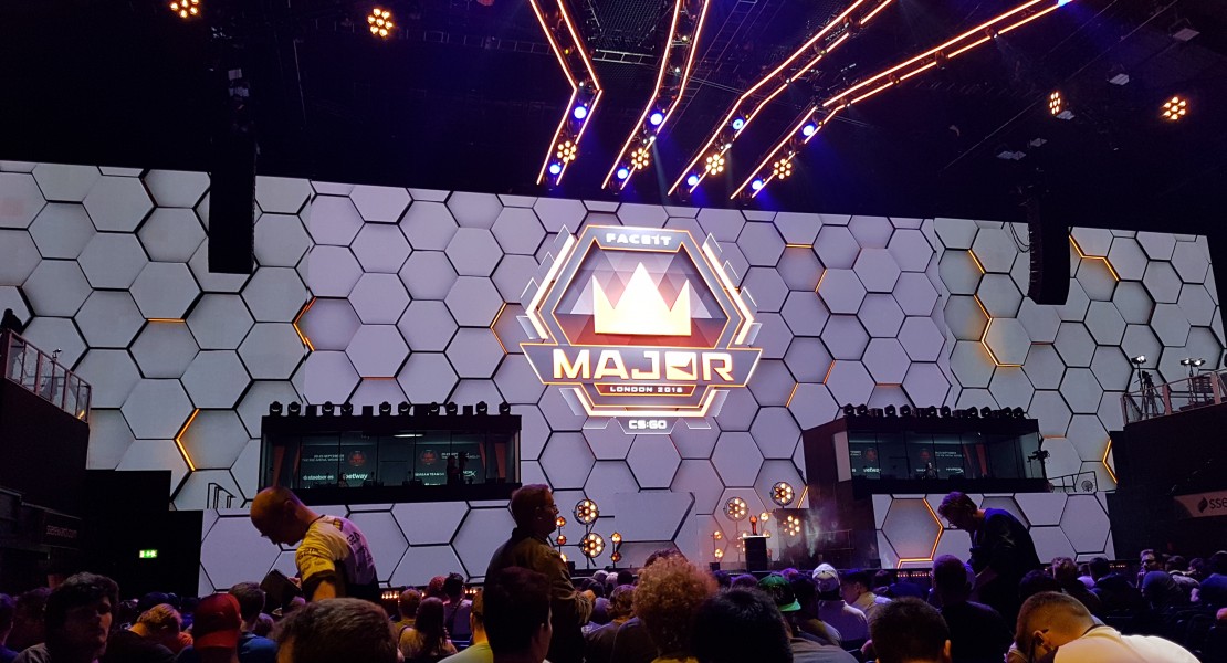 Graphics of the FACEIT Major 2018 shown to the crowd before the event started.