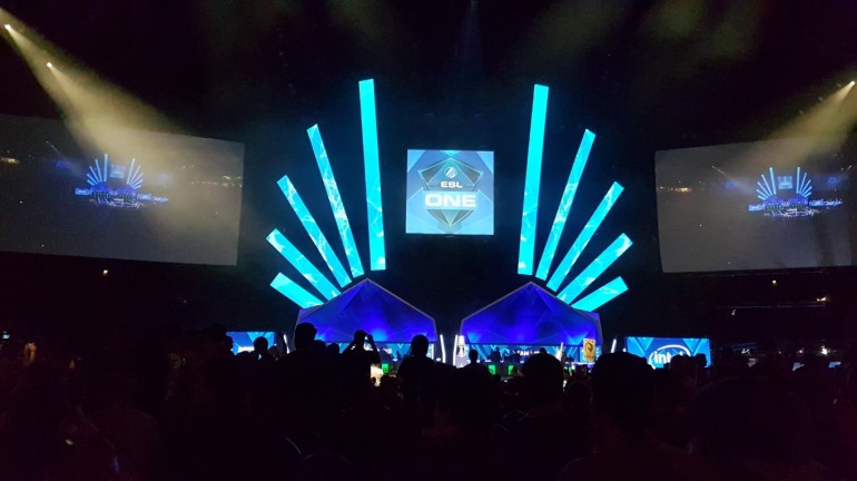 A cheeky picture of the tournament stage before the next match, with the arena lights turned off.