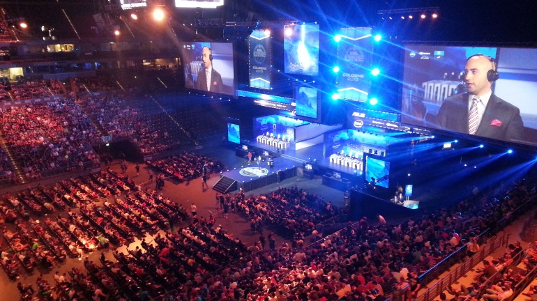A bird's eye overview of the LANXESS Arena before the tournament match.